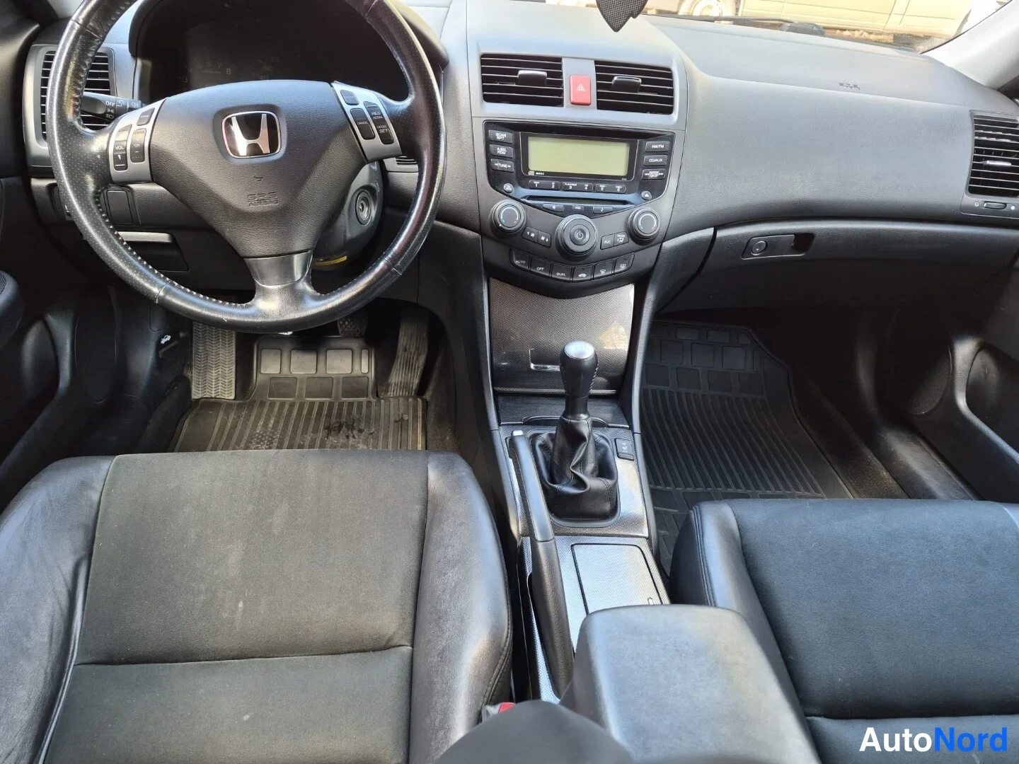 Musta Honda Accord 2005, ohjaamo, kuva 11