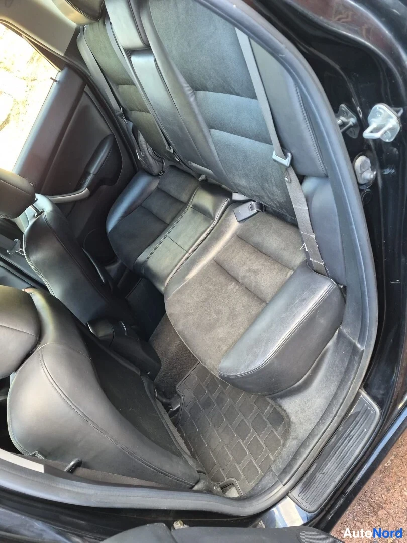 Musta Honda Accord 2005, takaistuimet, kuva 12