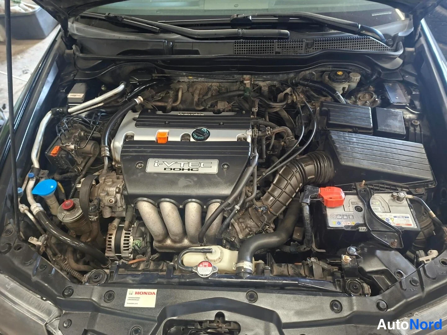Musta Honda Accord 2005, moottoritila, kuva 14