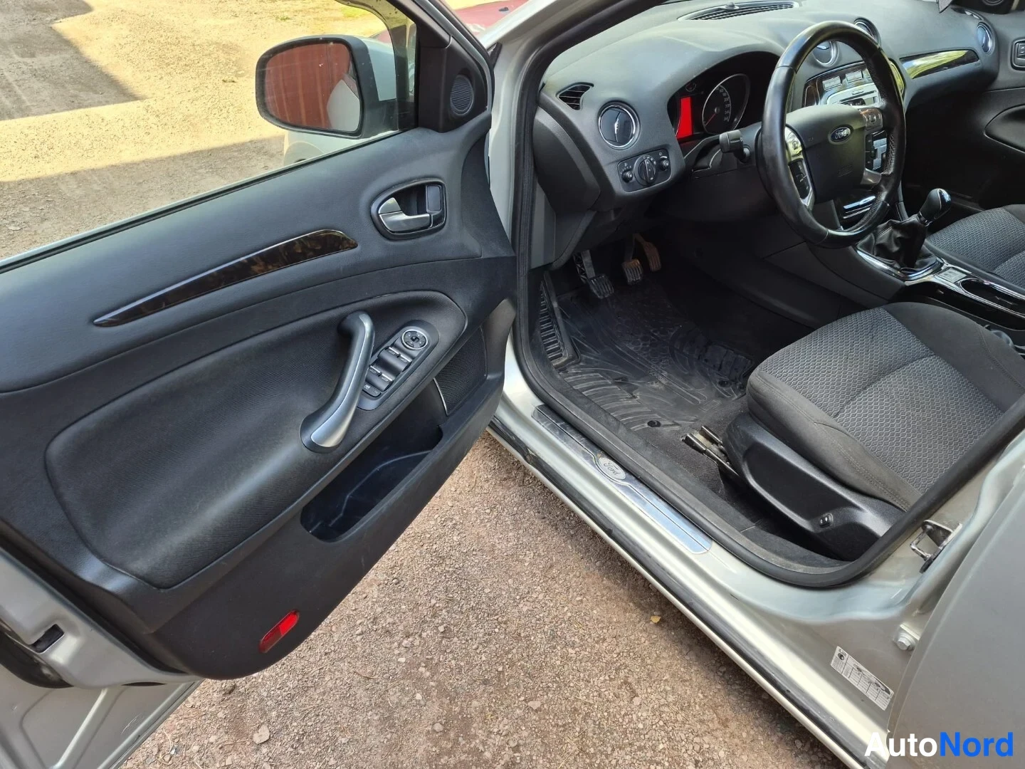 Beige Ford Mondeo 2009, ohjaamo, kuva 10
