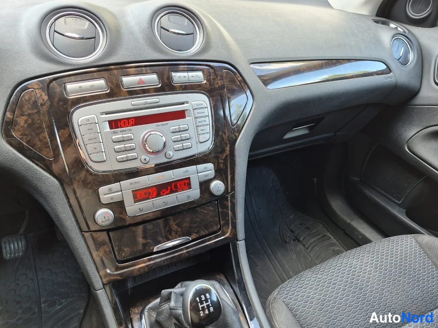 Beige Ford Mondeo 2009, ohjaamo, kuva 12