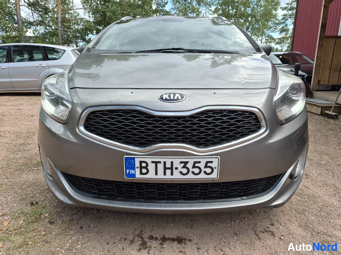 Harmaa Kia Carens 2015, edestä, kuva 5