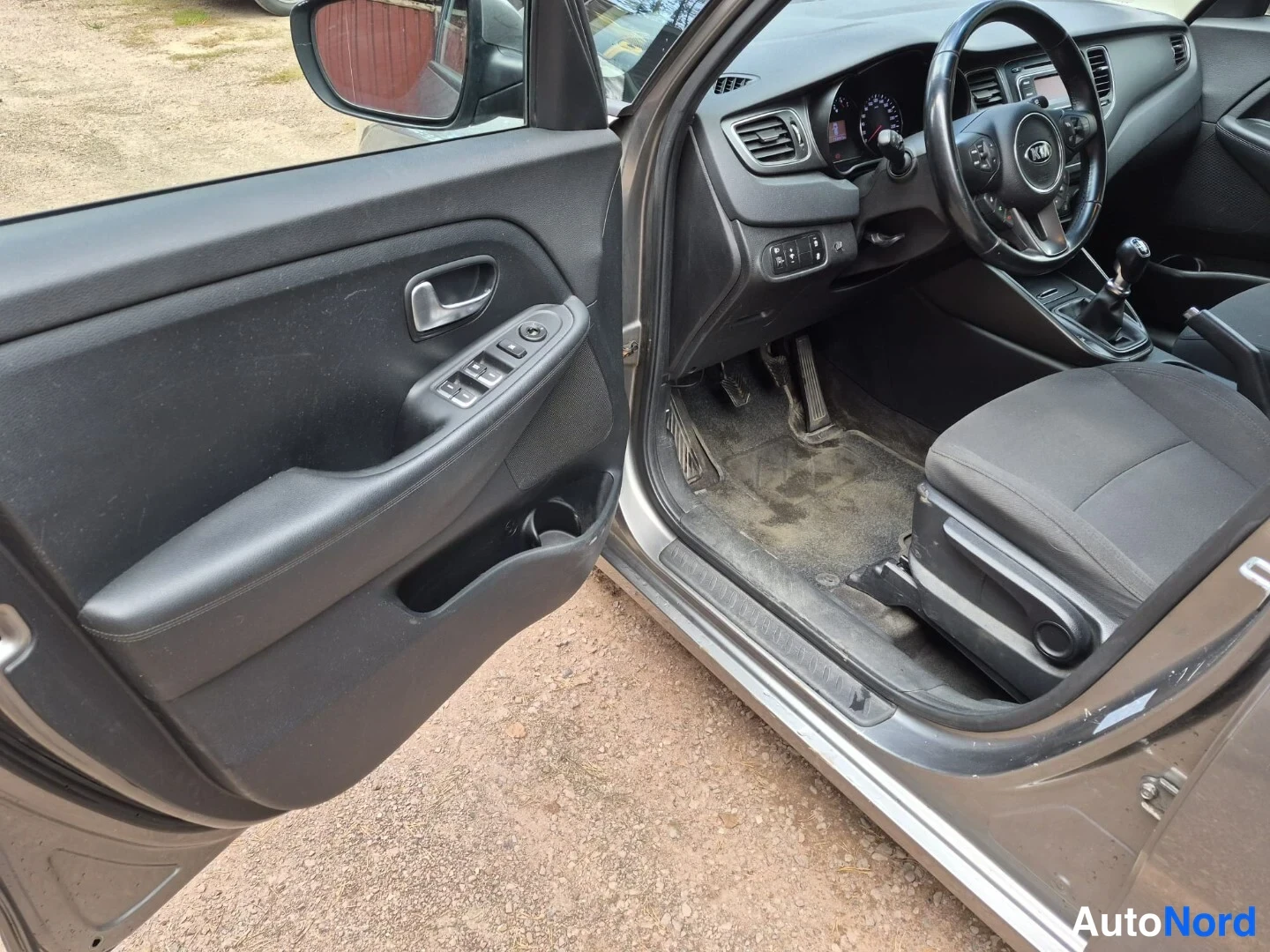 Harmaa Kia Carens 2015, ohjaamo, kuva 13