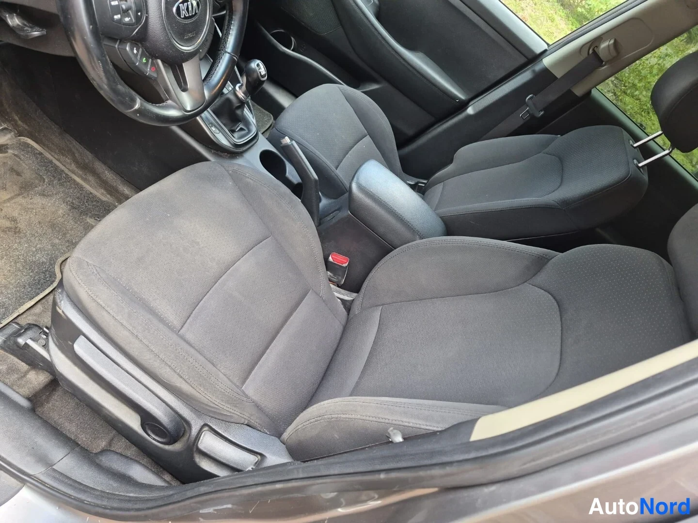 Harmaa Kia Carens 2015, etuistuimet, kuva 15