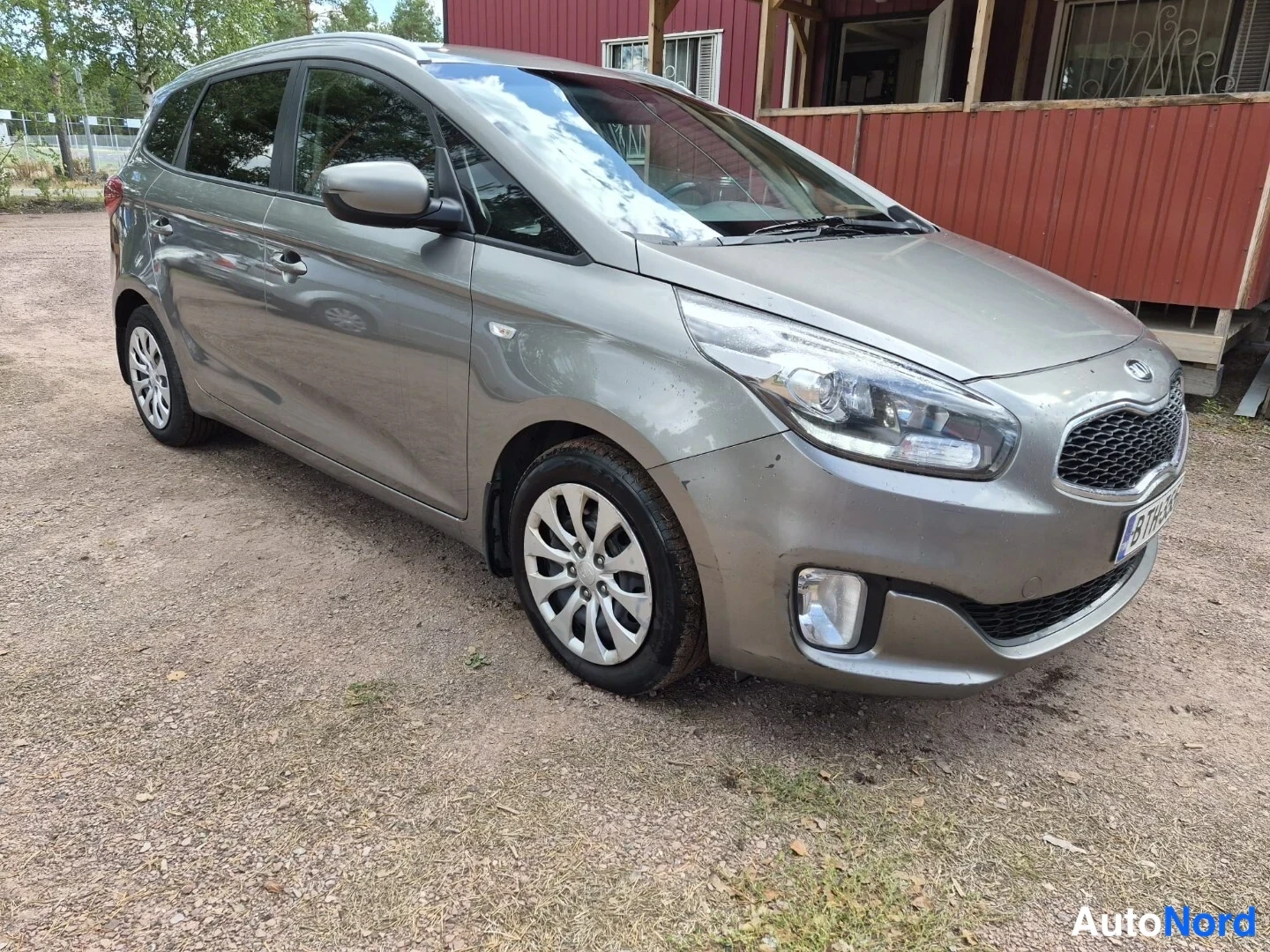 Harmaa Kia Carens 2015, etuviisto, keula oikealle, kuva 4