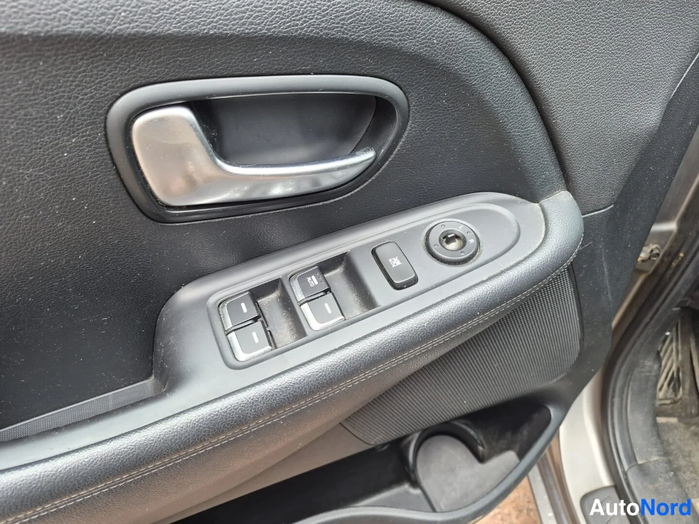 Harmaa Kia Carens 2015, yksityiskohta, kuva 26