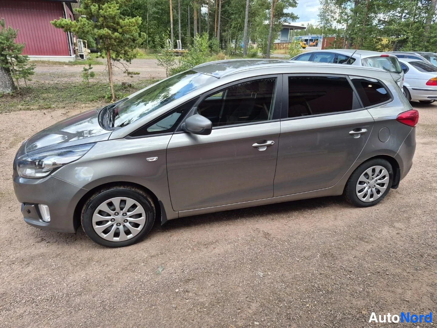 Harmaa Kia Carens 2015, etuviisto, keula vasemmalle, kuva 3
