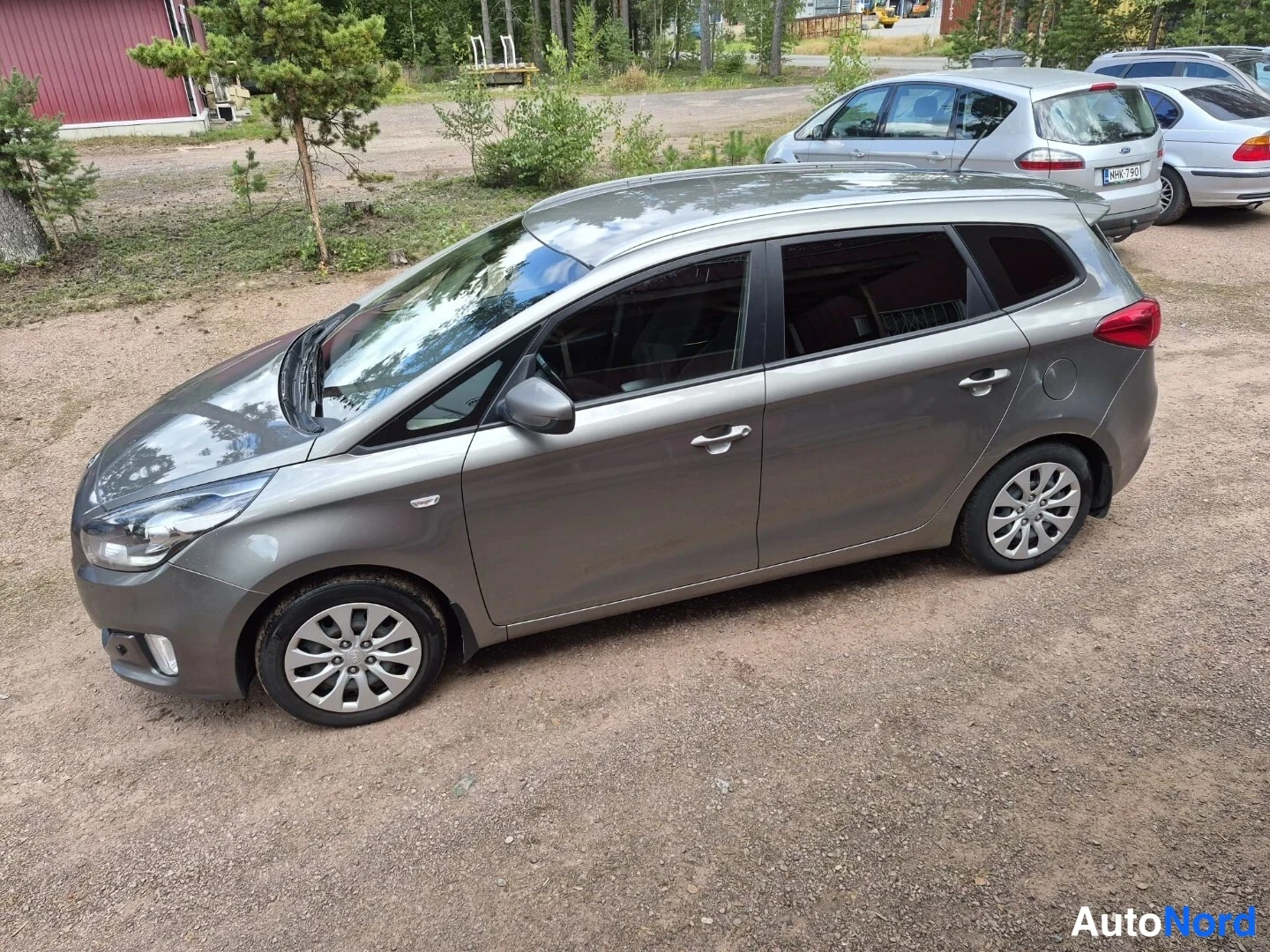 Harmaa Kia Carens 2015, etuviisto, keula vasemmalle, kuva 2