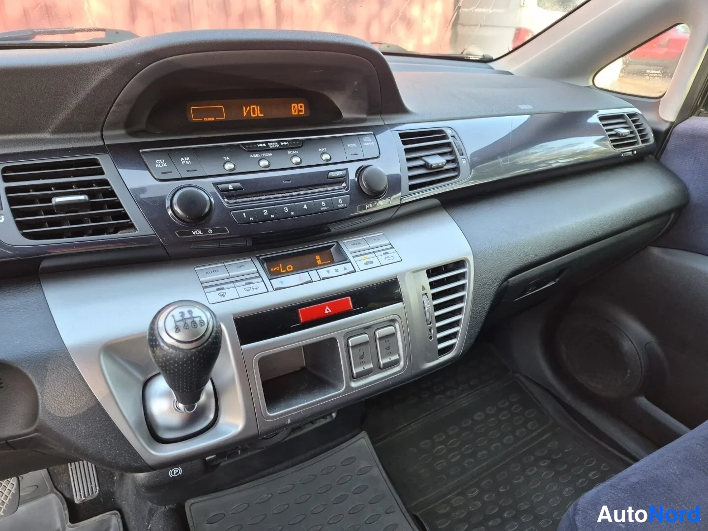 Musta Honda FR-V 2008, ohjaamo, kuva 11