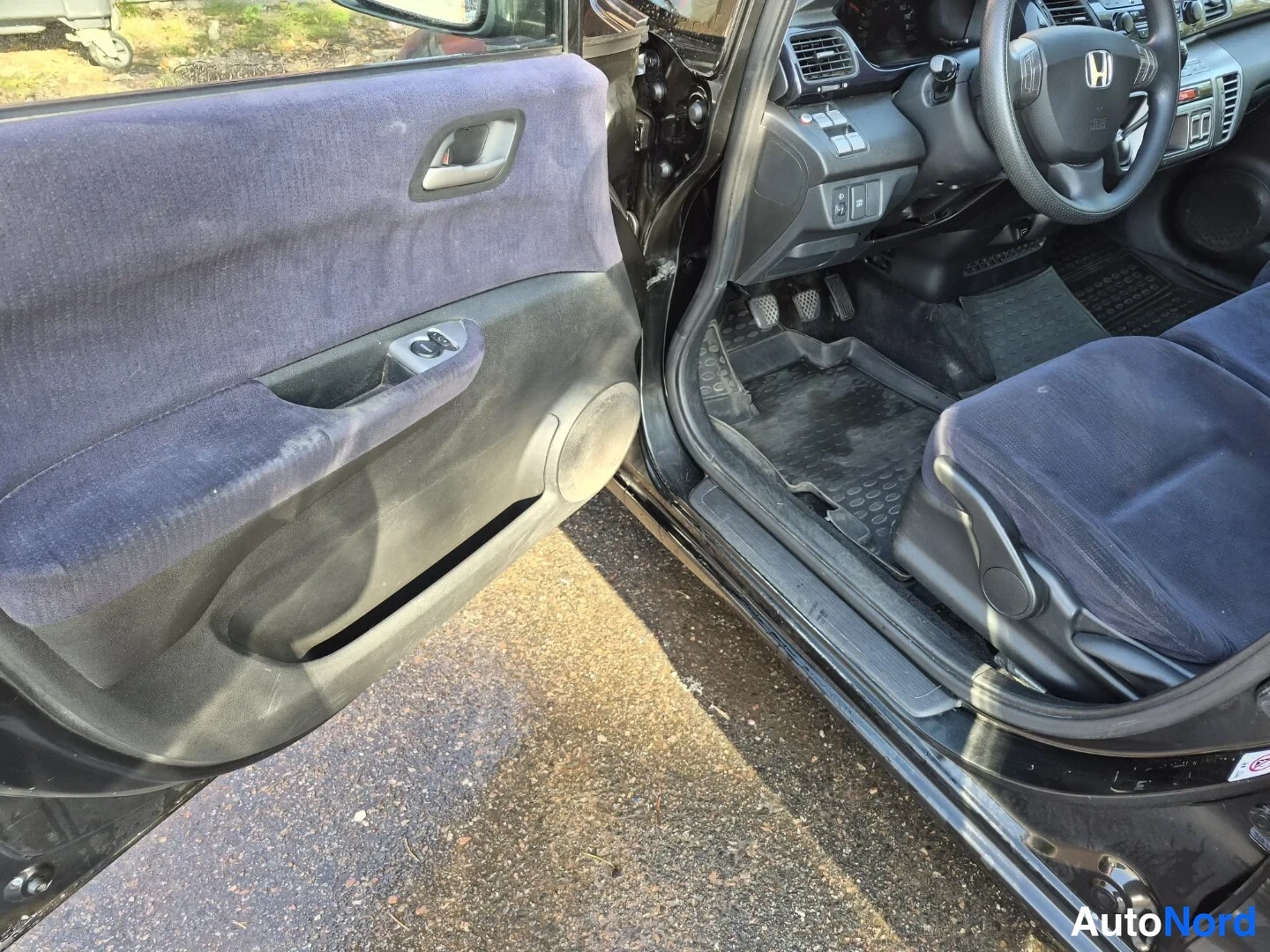 Musta Honda FR-V 2008, ohjaamo, kuva 9