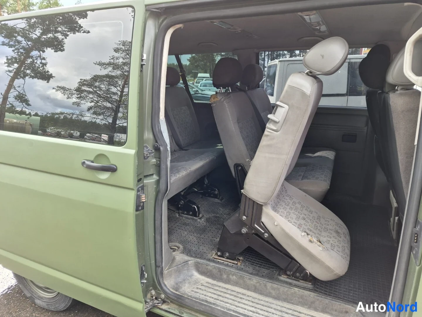 Grön Volkswagen Caravelle 2009, baksäten, bild 14