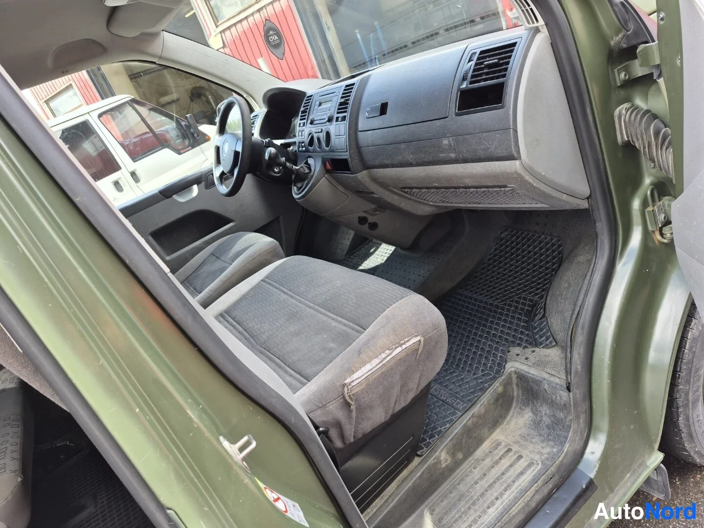 Grön Volkswagen Caravelle 2009, förarplats, bild 10