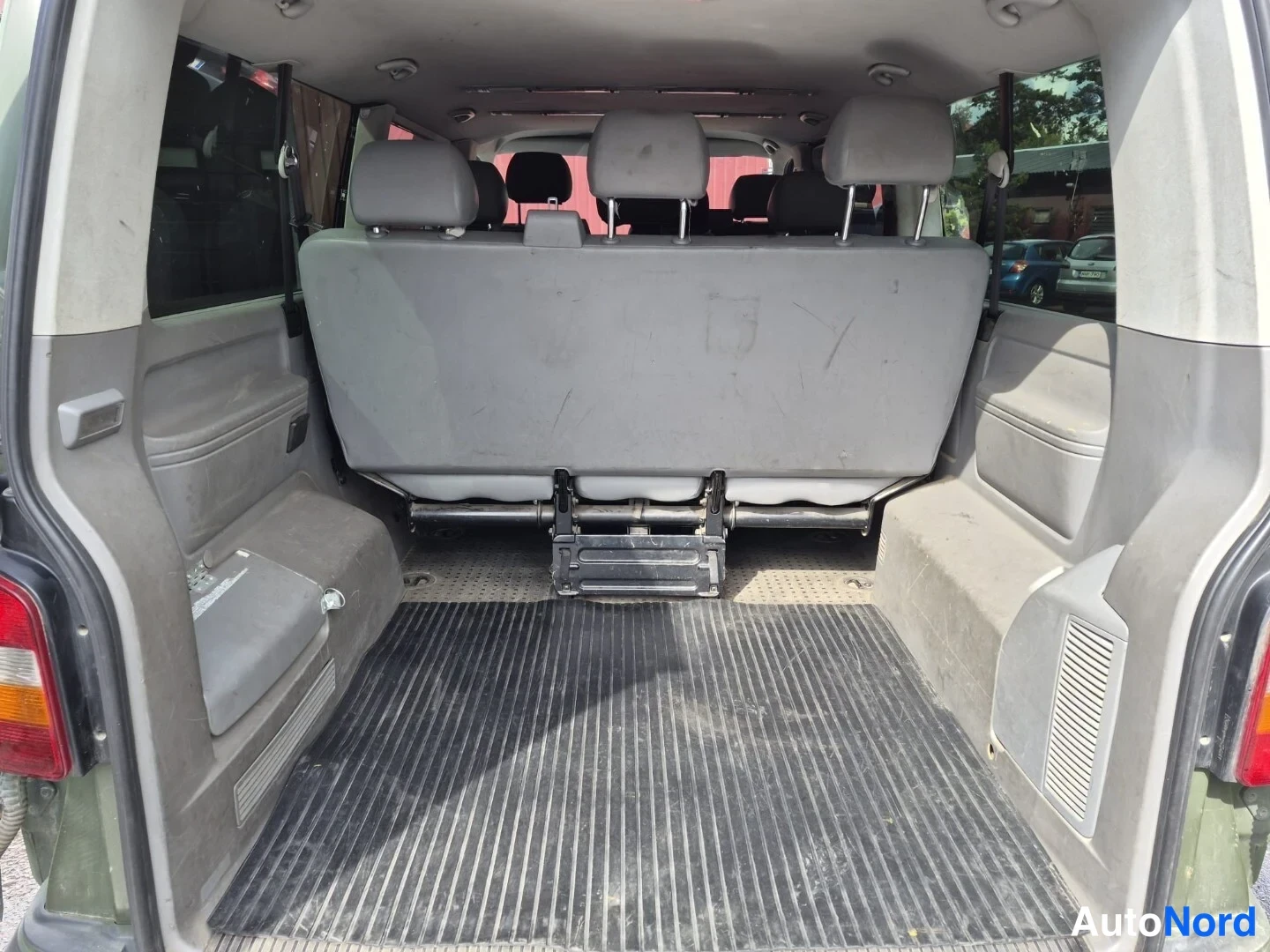 Grön Volkswagen Caravelle 2009, bagageutrymme, bild 19