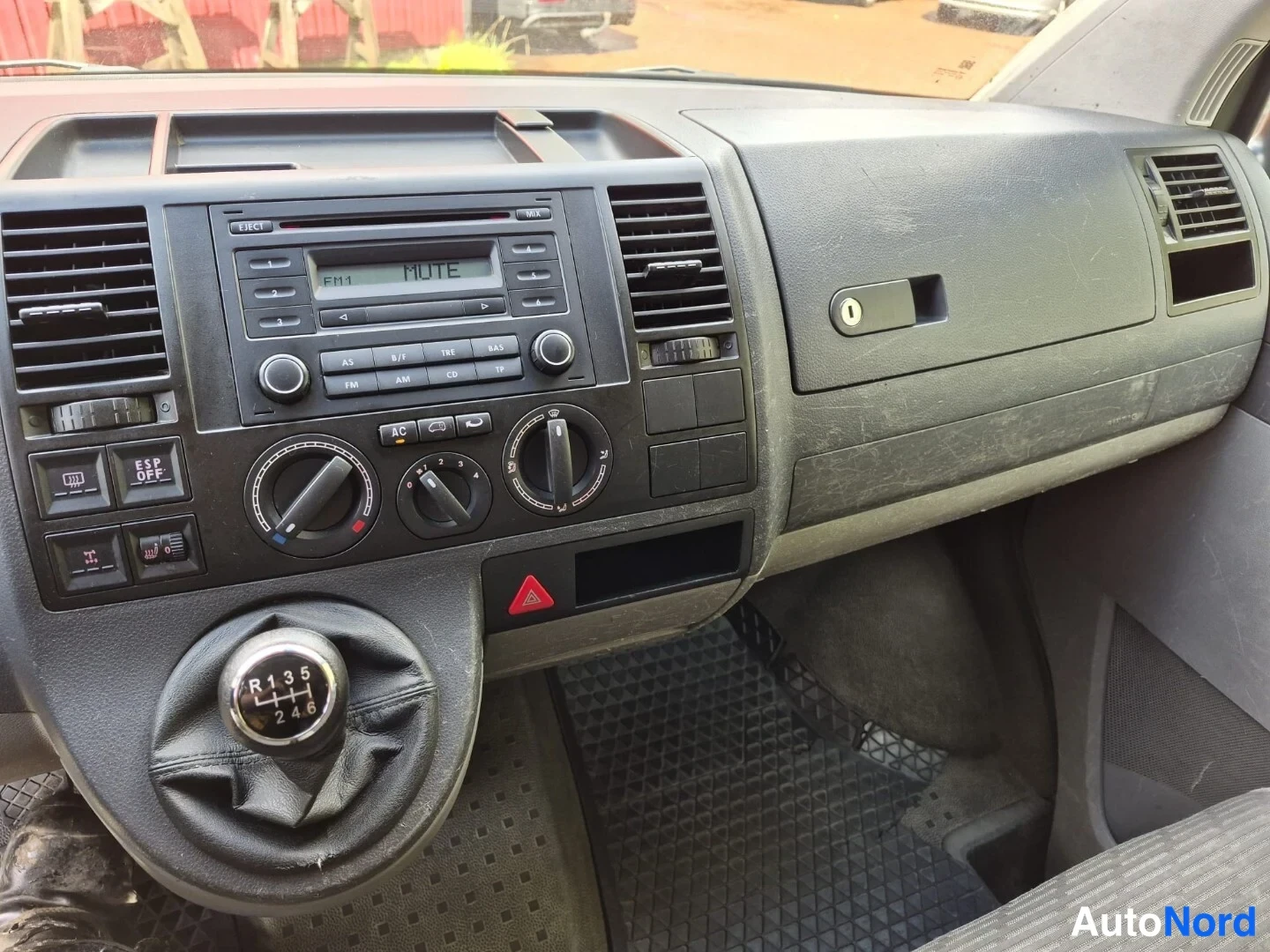 Grön Volkswagen Caravelle 2009, detalj, bild 21