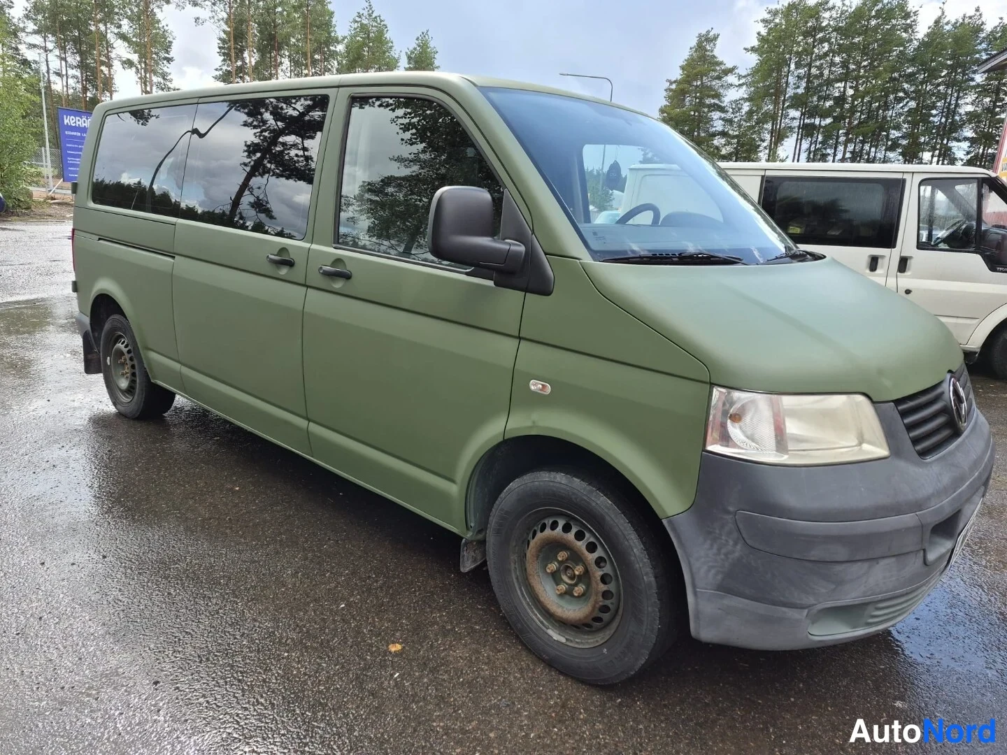 Grön Volkswagen Caravelle 2009, snett framifrån, fronten åt höger, bild 3
