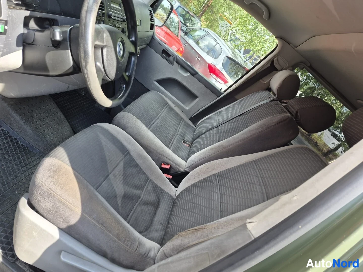 Grön Volkswagen Caravelle 2009, förarplats, bild 12