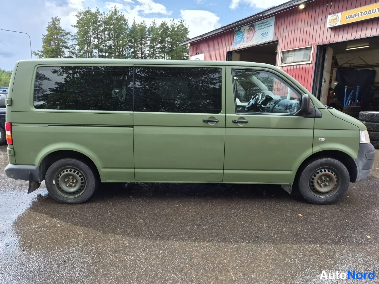 Grön Volkswagen Caravelle 2009, snett framifrån, fronten åt höger, bild 4
