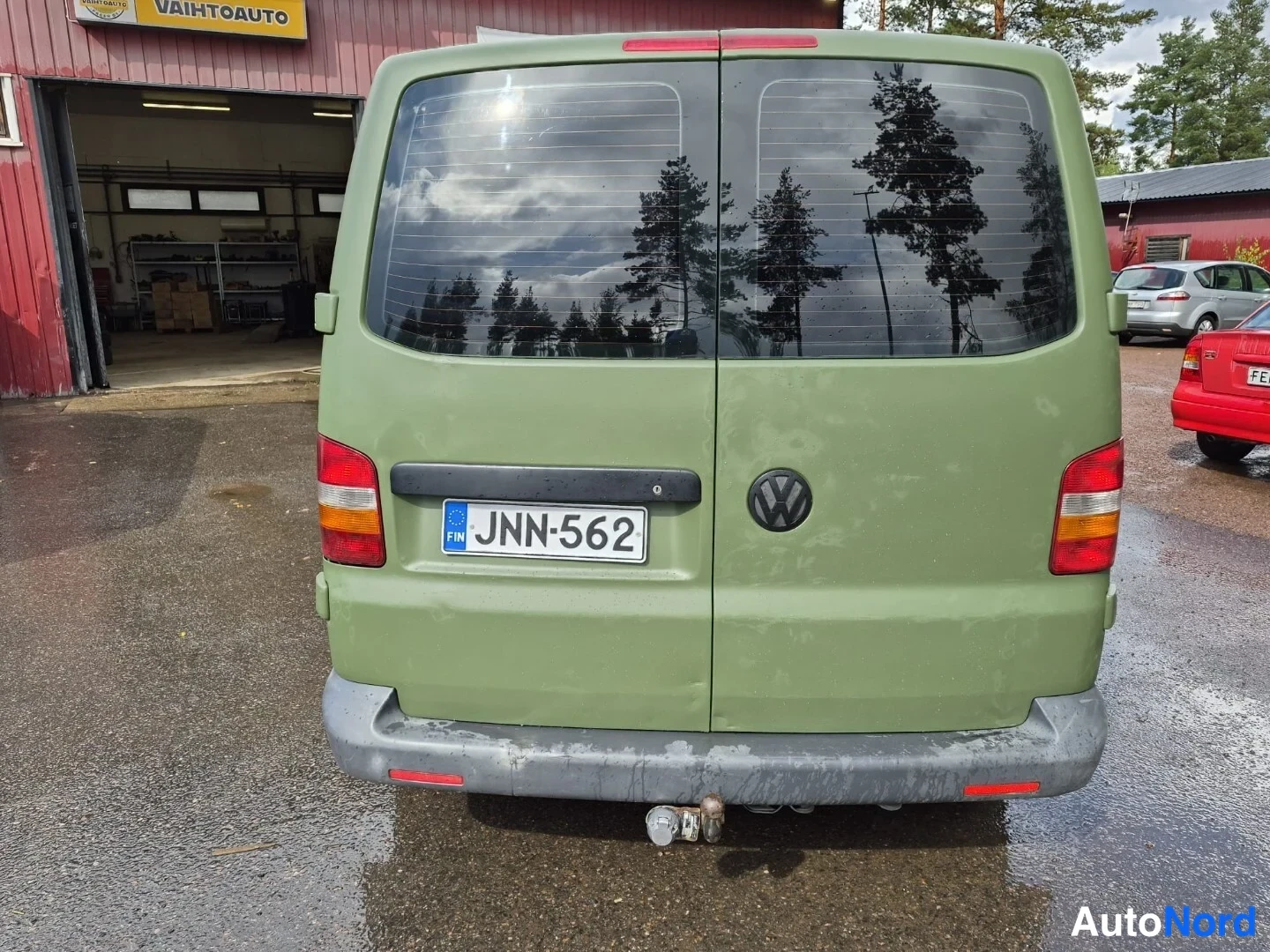 Grön Volkswagen Caravelle 2009, bakifrån, bild 9