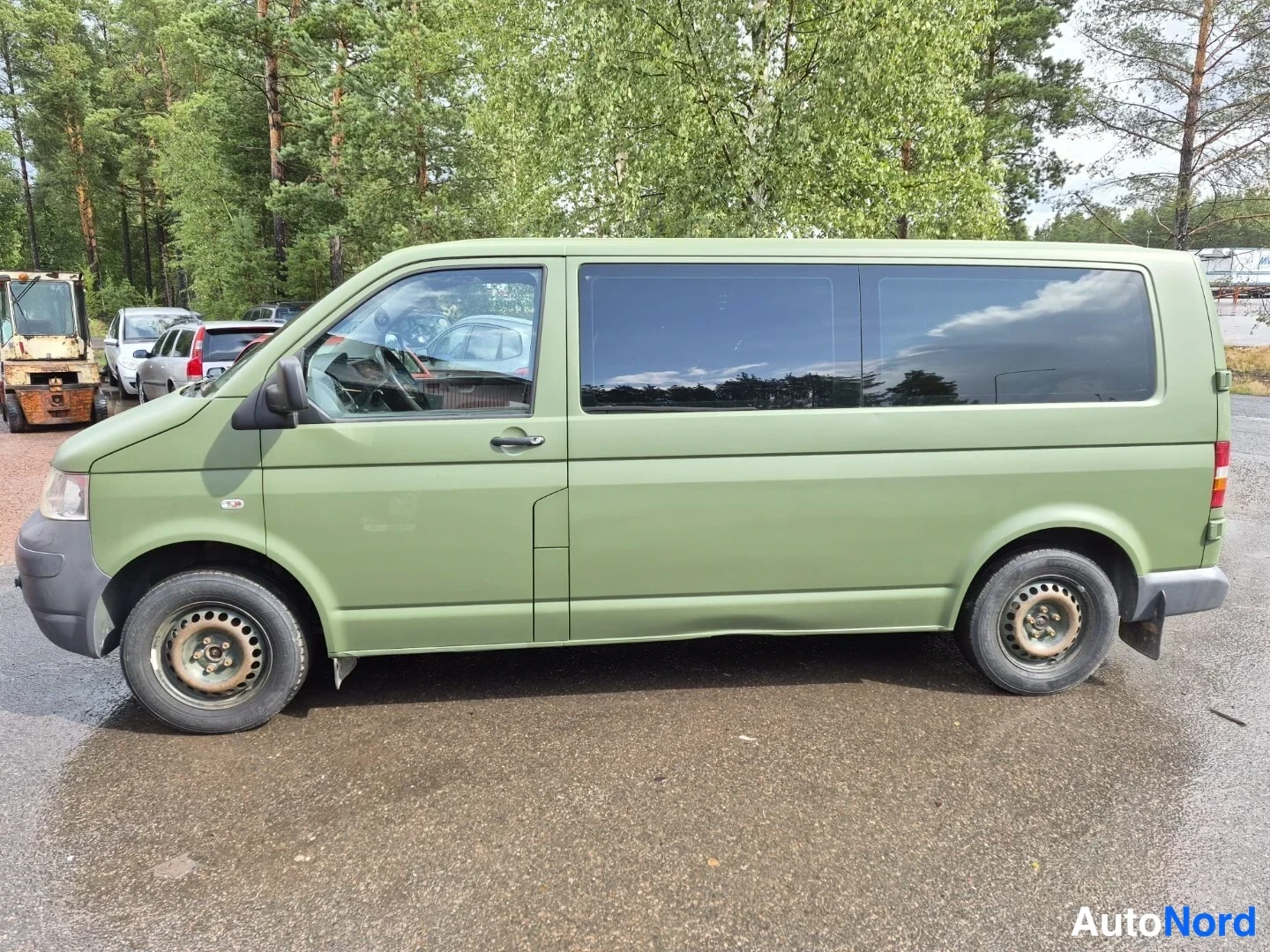 Grön Volkswagen Caravelle 2009, snett framifrån, fronten åt vänster, bild 2