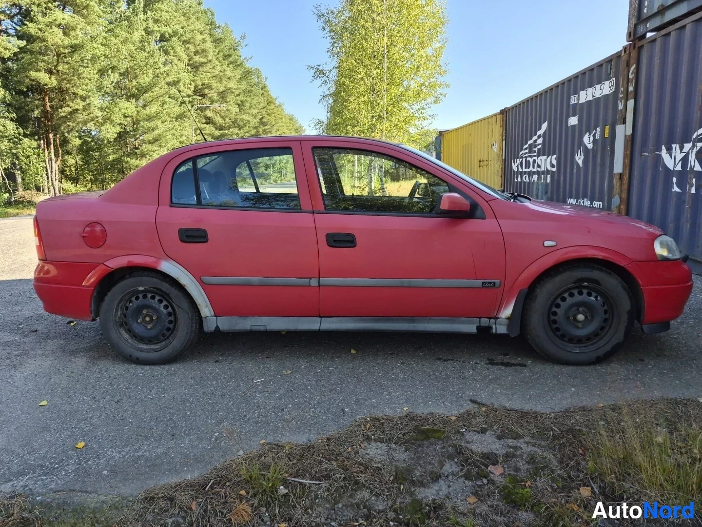 Punainen Opel Astra 2000, sivulta, kuva 4