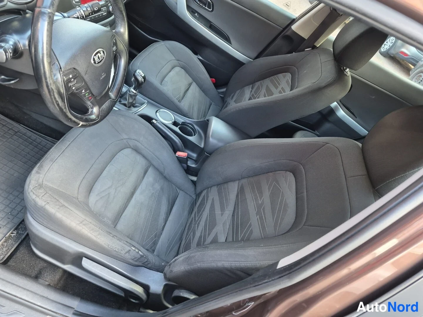 Ruskea Kia Ceed 2014, etuistuimet, kuva 15