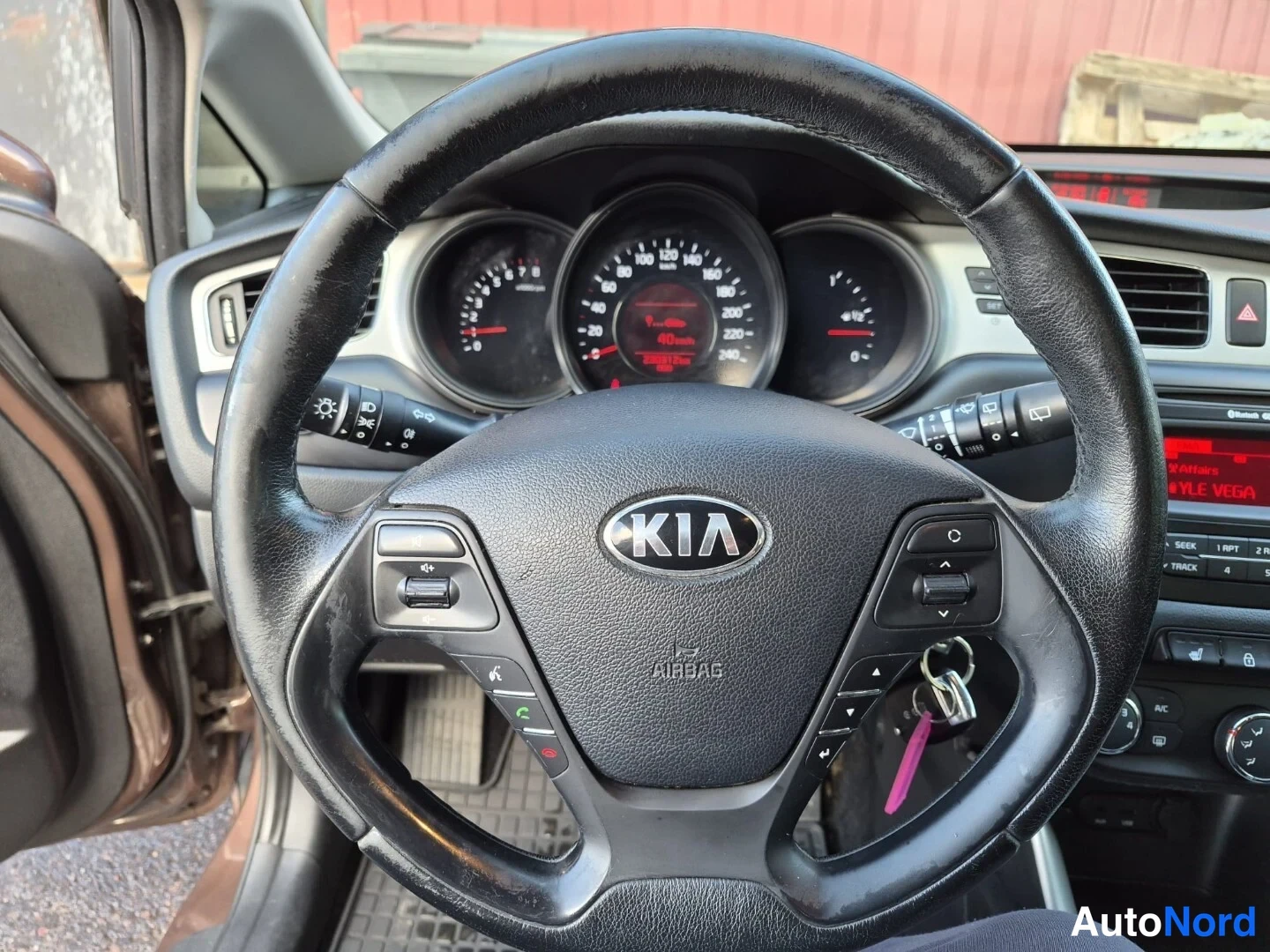 Ruskea Kia Ceed 2014, ohjaamo, kuva 13
