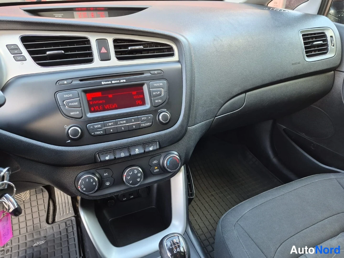 Ruskea Kia Ceed 2014, ohjaamo, kuva 11