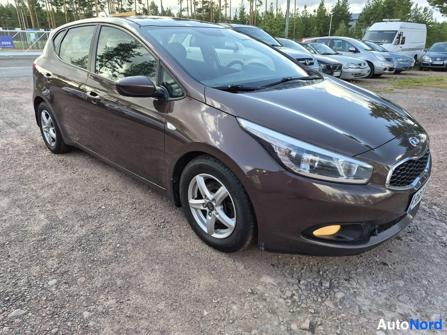 Ruskea Kia Ceed 2014, etuviisto, keula oikealle, kuva 2