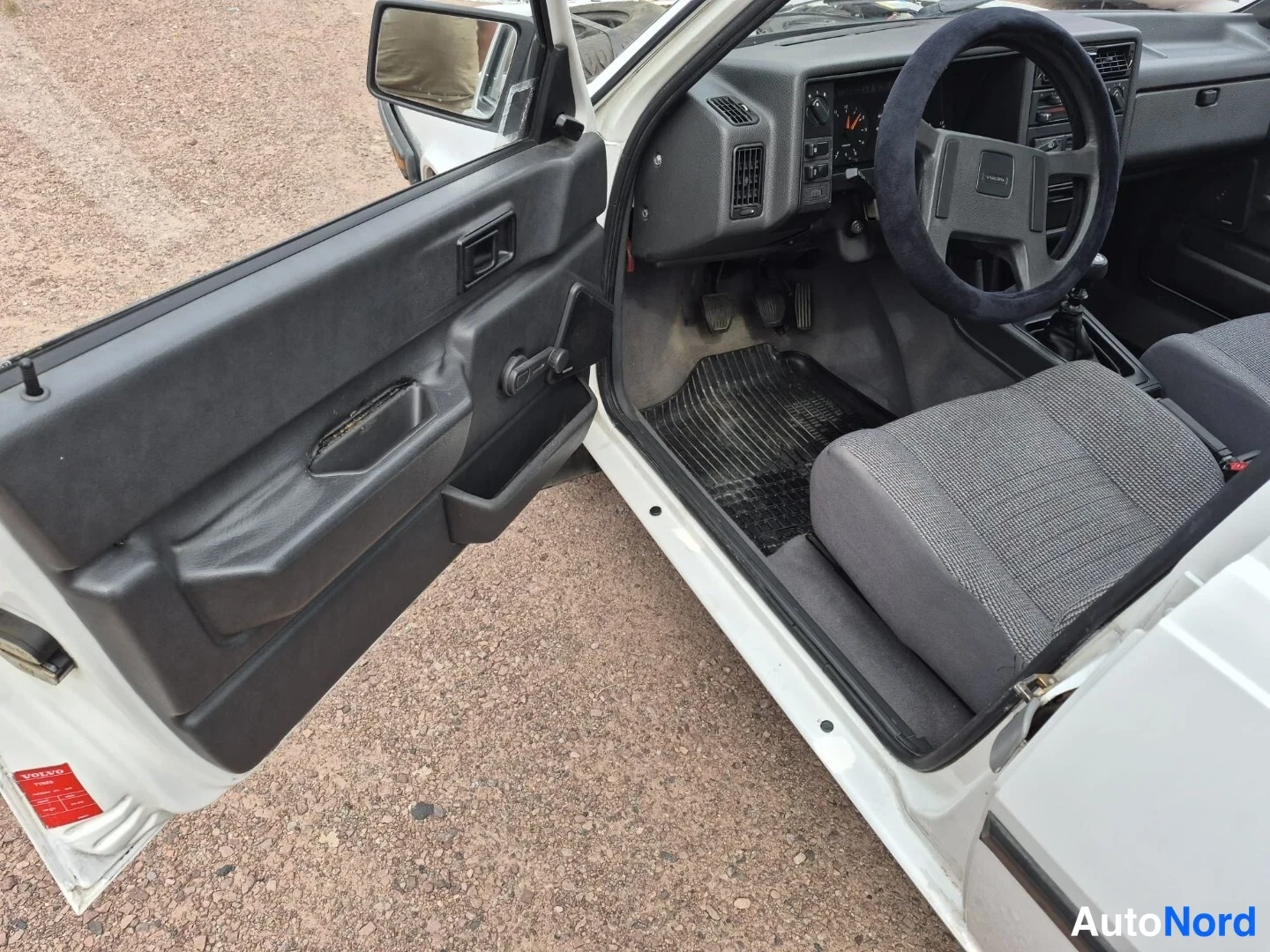 Valkoinen Volvo 340 1989, ohjaamo, kuva 16