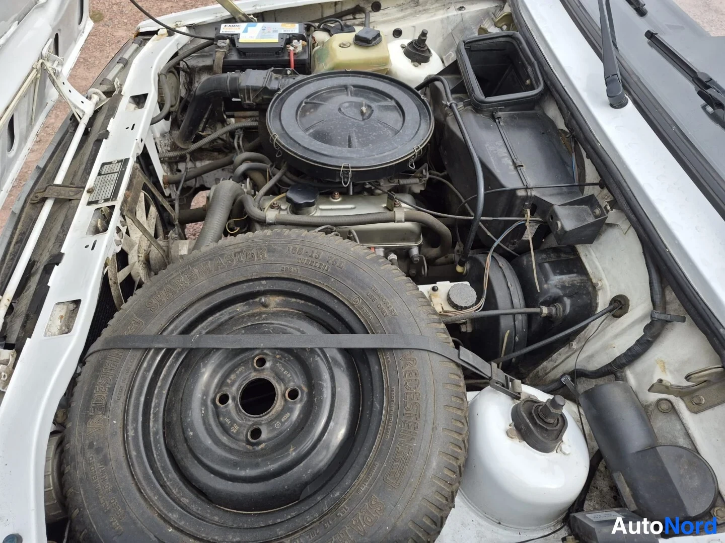 Valkoinen Volvo 340 1989, moottoritila, kuva 22