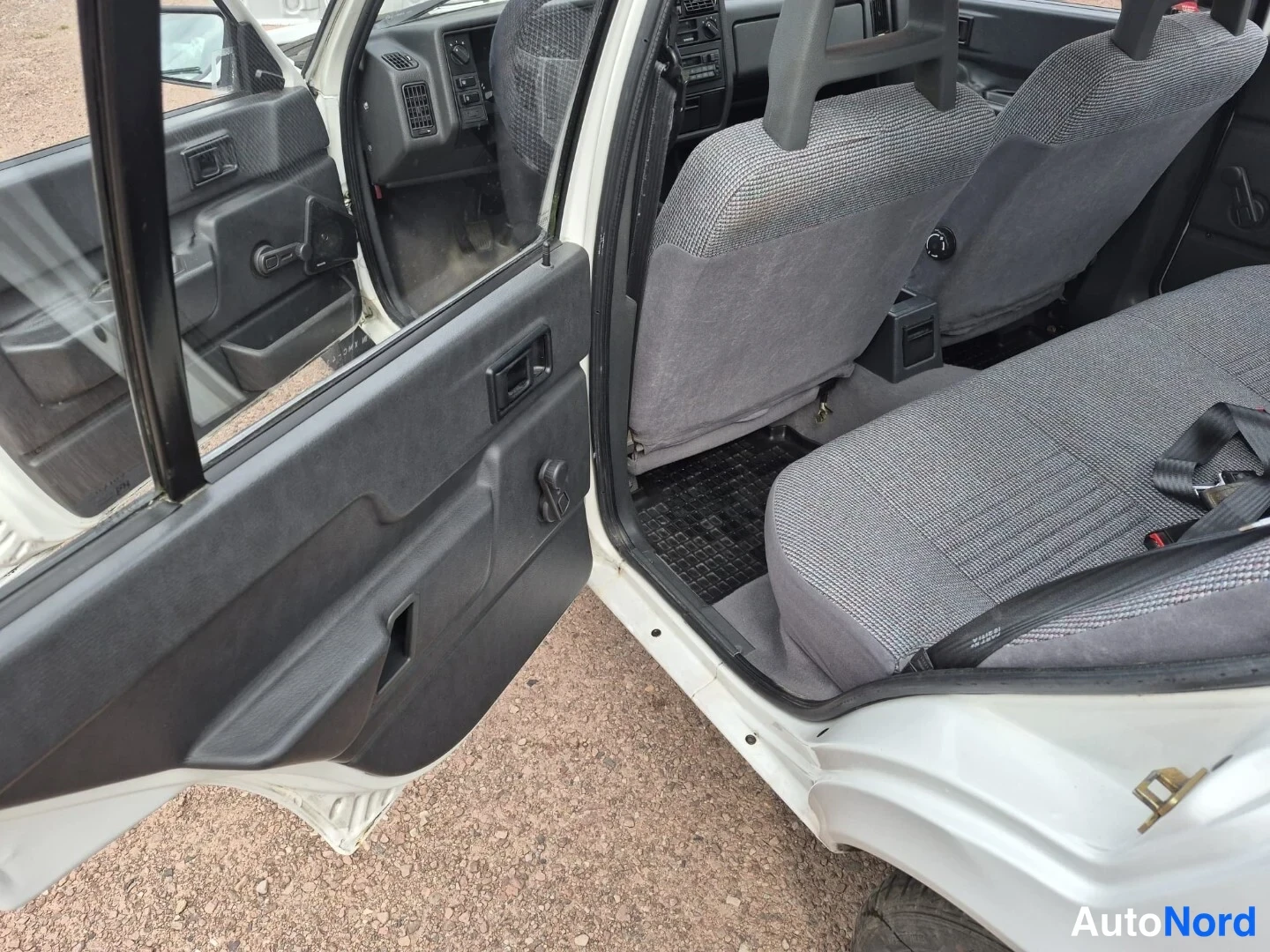Valkoinen Volvo 340 1989, takaistuimet, kuva 17