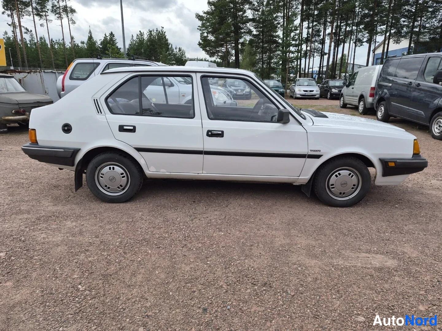Valkoinen Volvo 340 1989, sivulta, kuva 7