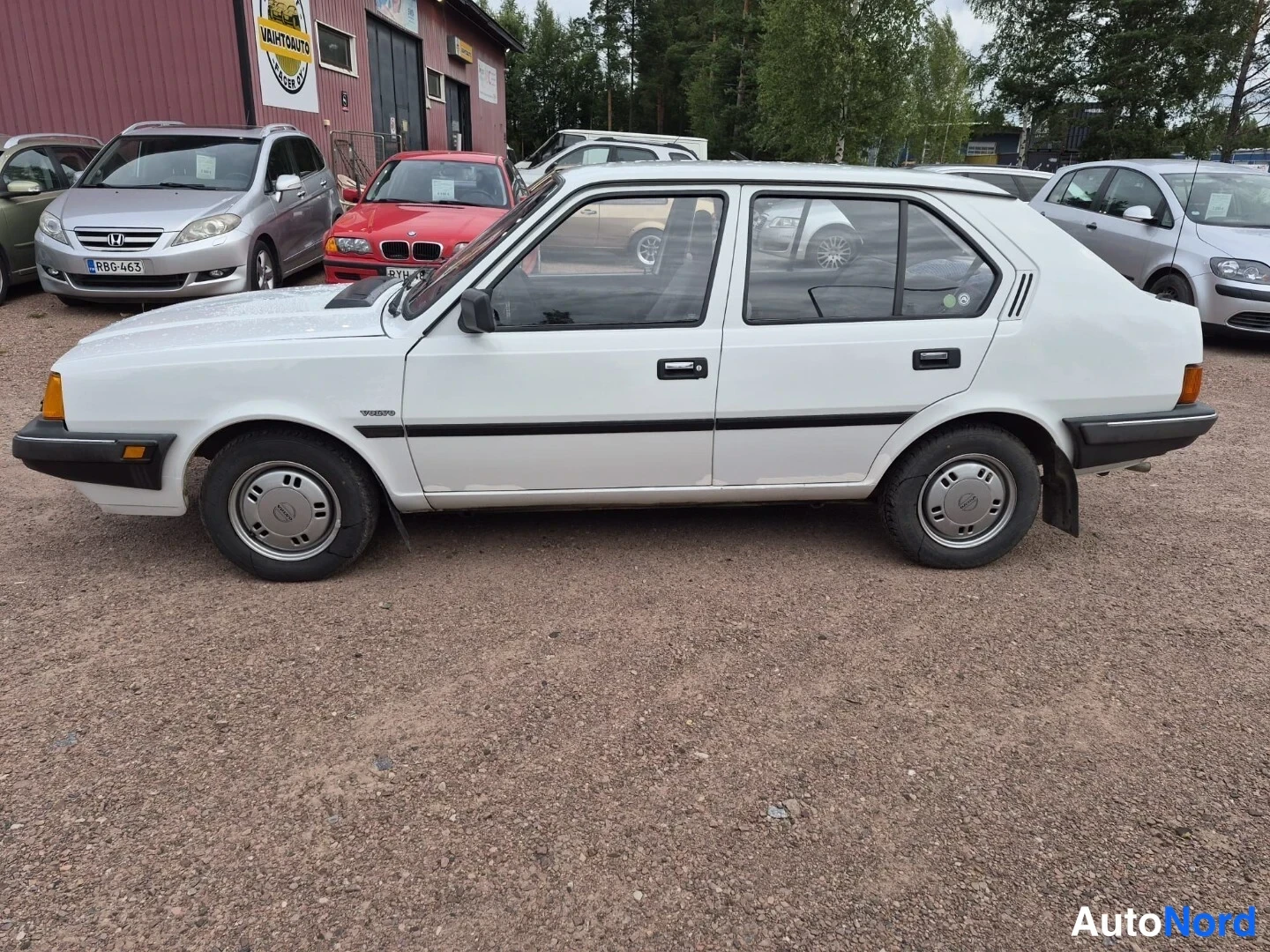 Valkoinen Volvo 340 1989, sivulta, kuva 8