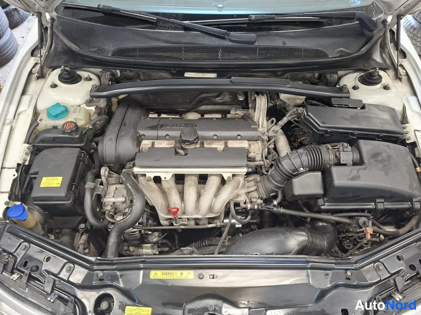 Valkoinen Volvo S80 2003, moottoritila, kuva 16