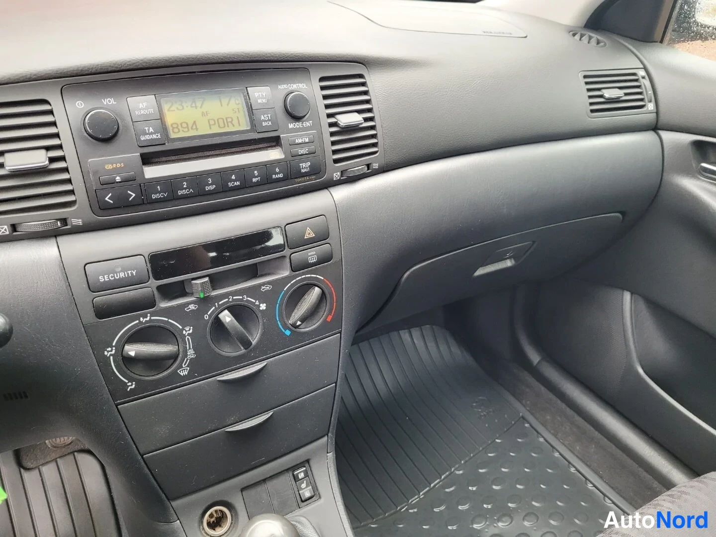 Harmaa Toyota Corolla 2003, ohjaamo, kuva 9