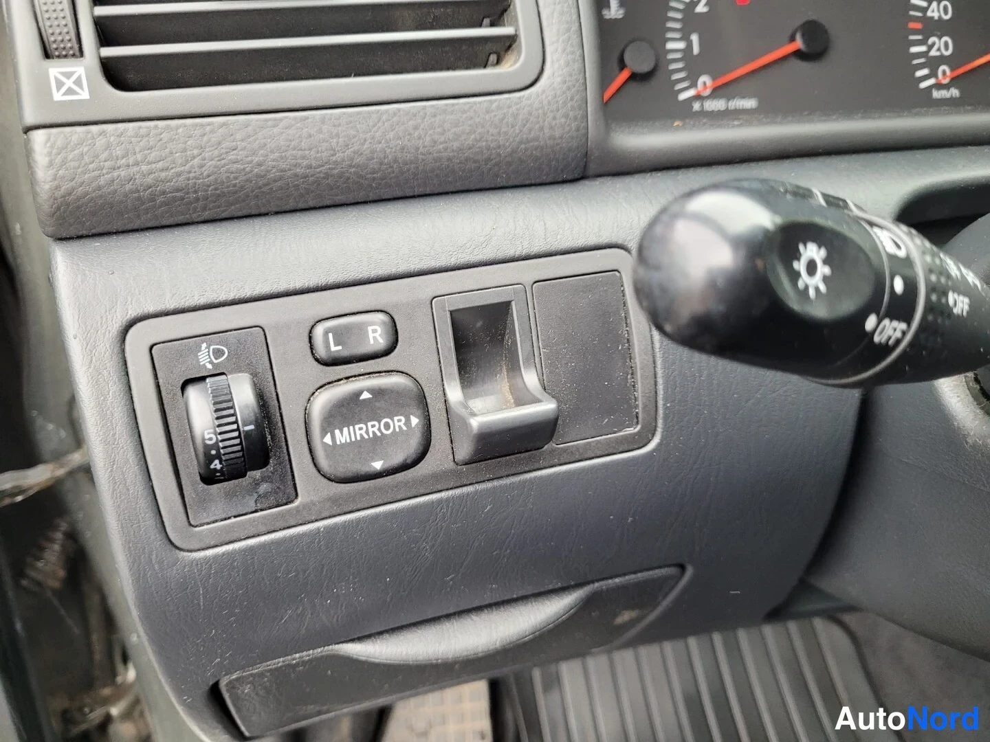 Harmaa Toyota Corolla 2003, yksityiskohta, kuva 17