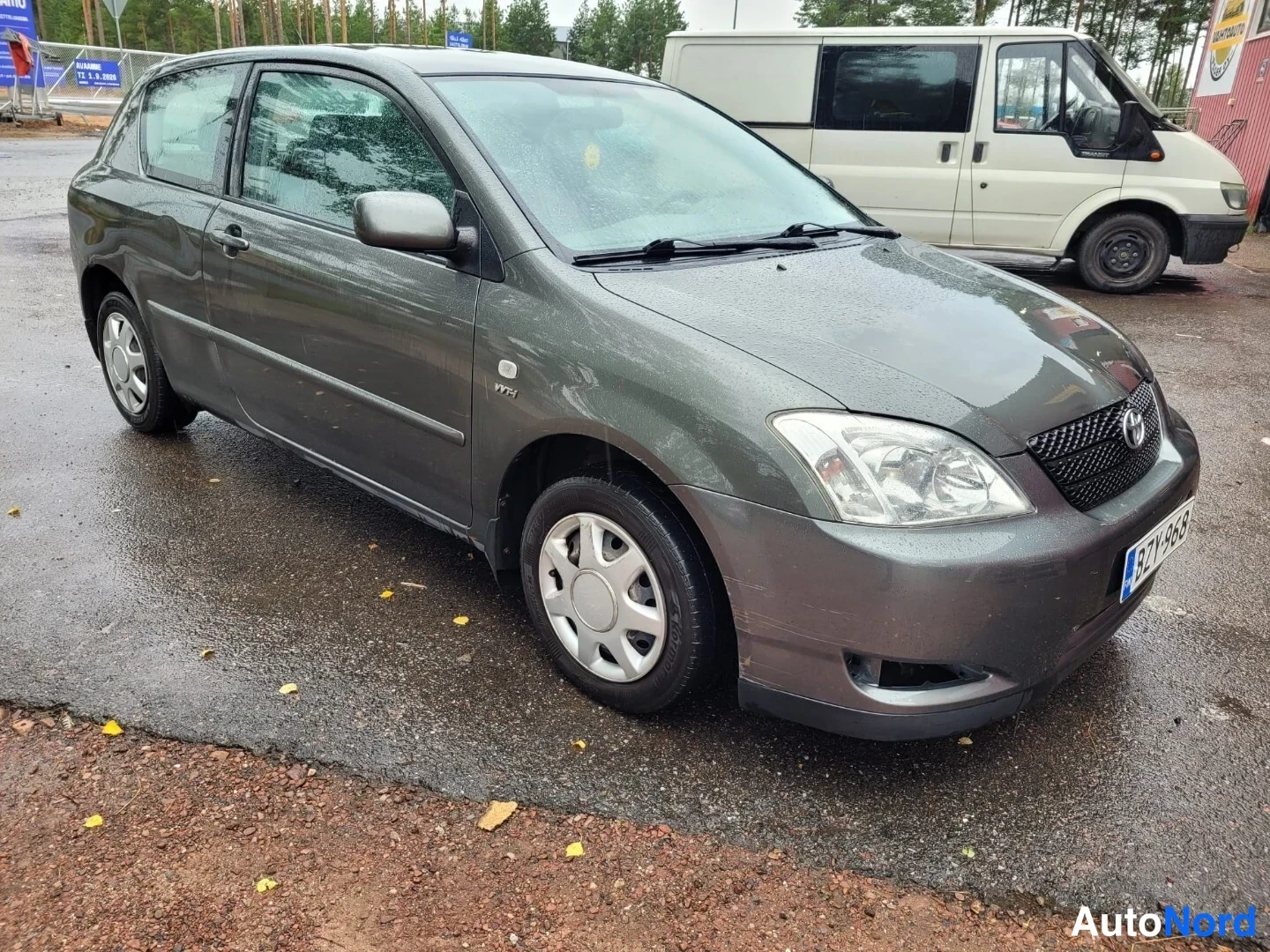 Harmaa Toyota Corolla 2003, etuviisto, keula oikealle, kuva 2