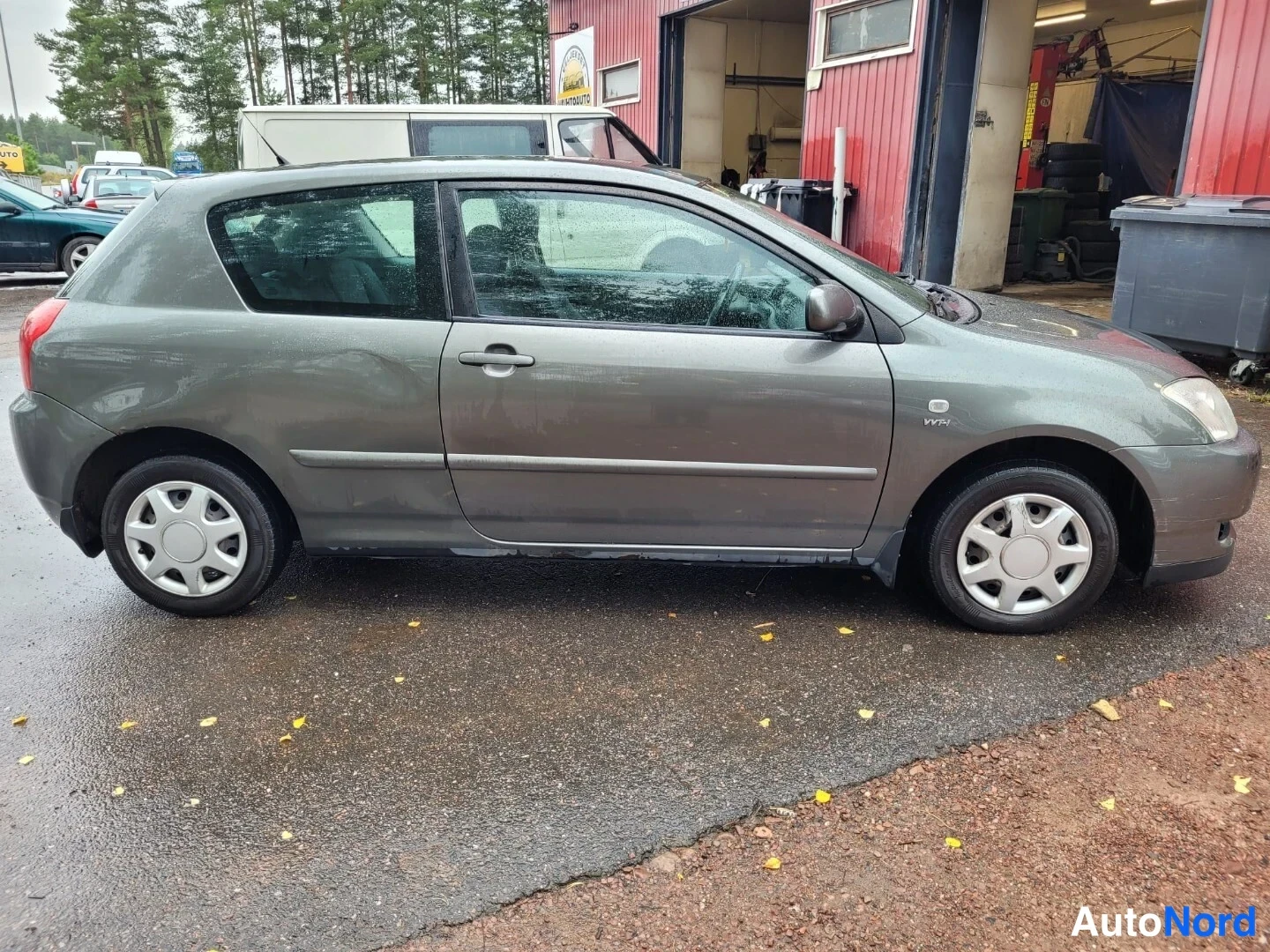 Harmaa Toyota Corolla 2003, sivulta, kuva 4
