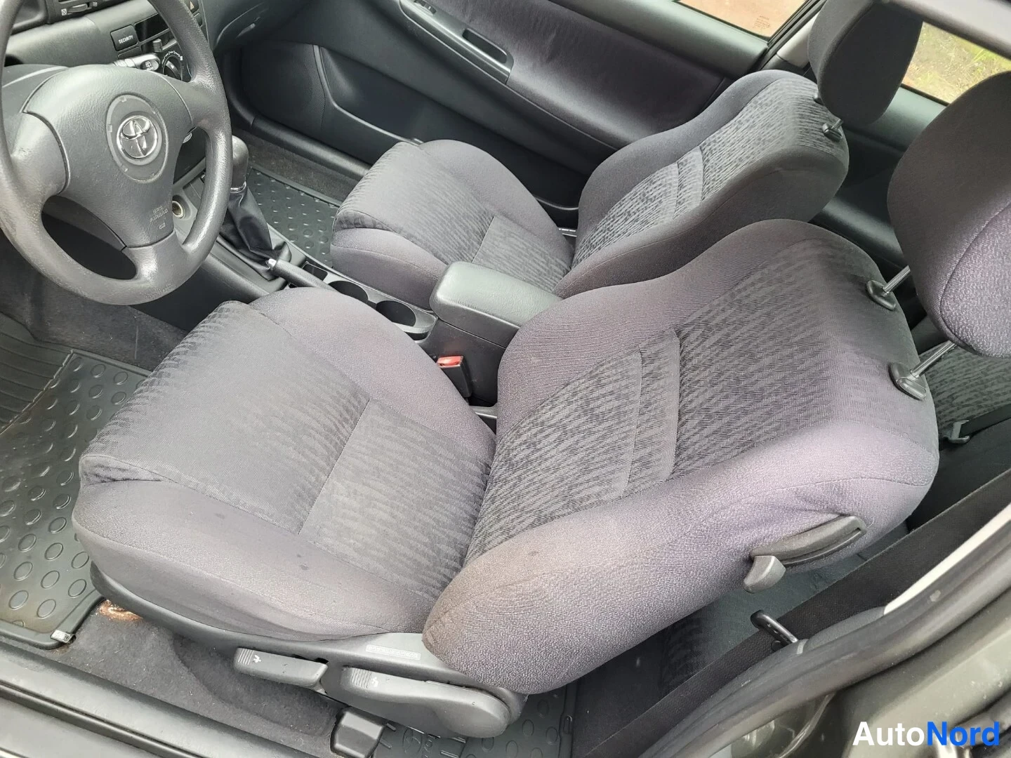 Harmaa Toyota Corolla 2003, etuistuimet, kuva 11