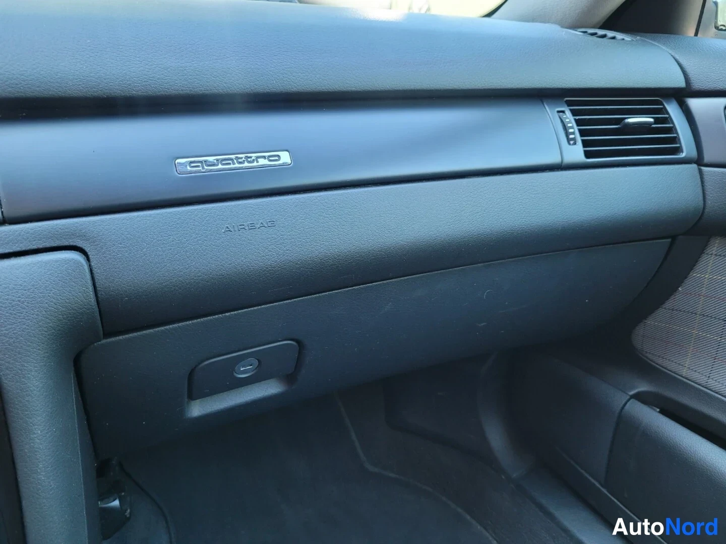 Vihreä Audi A6 allroad quattro 2002, yksityiskohta, kuva 24