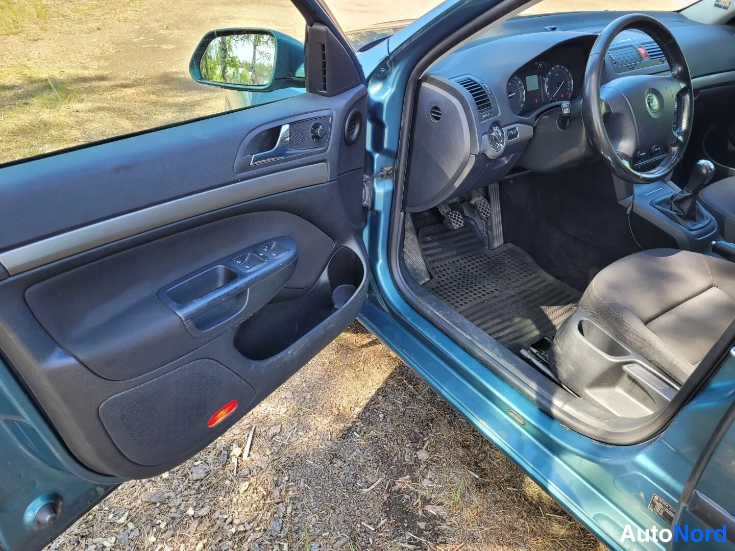 Vihreä Skoda Octavia 2005, ohjaamo, kuva 10