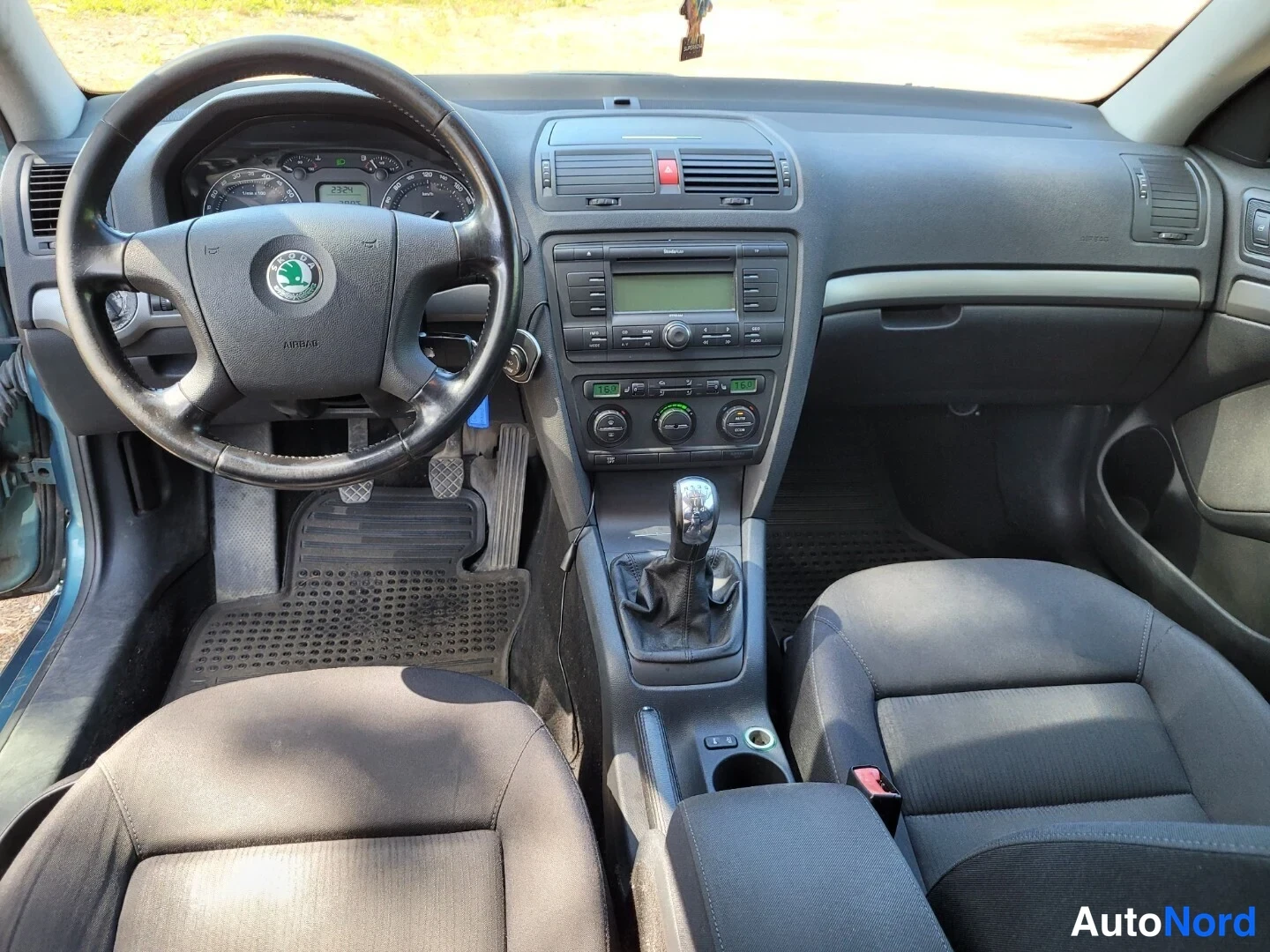 Vihreä Skoda Octavia 2005, ohjaamo, kuva 11