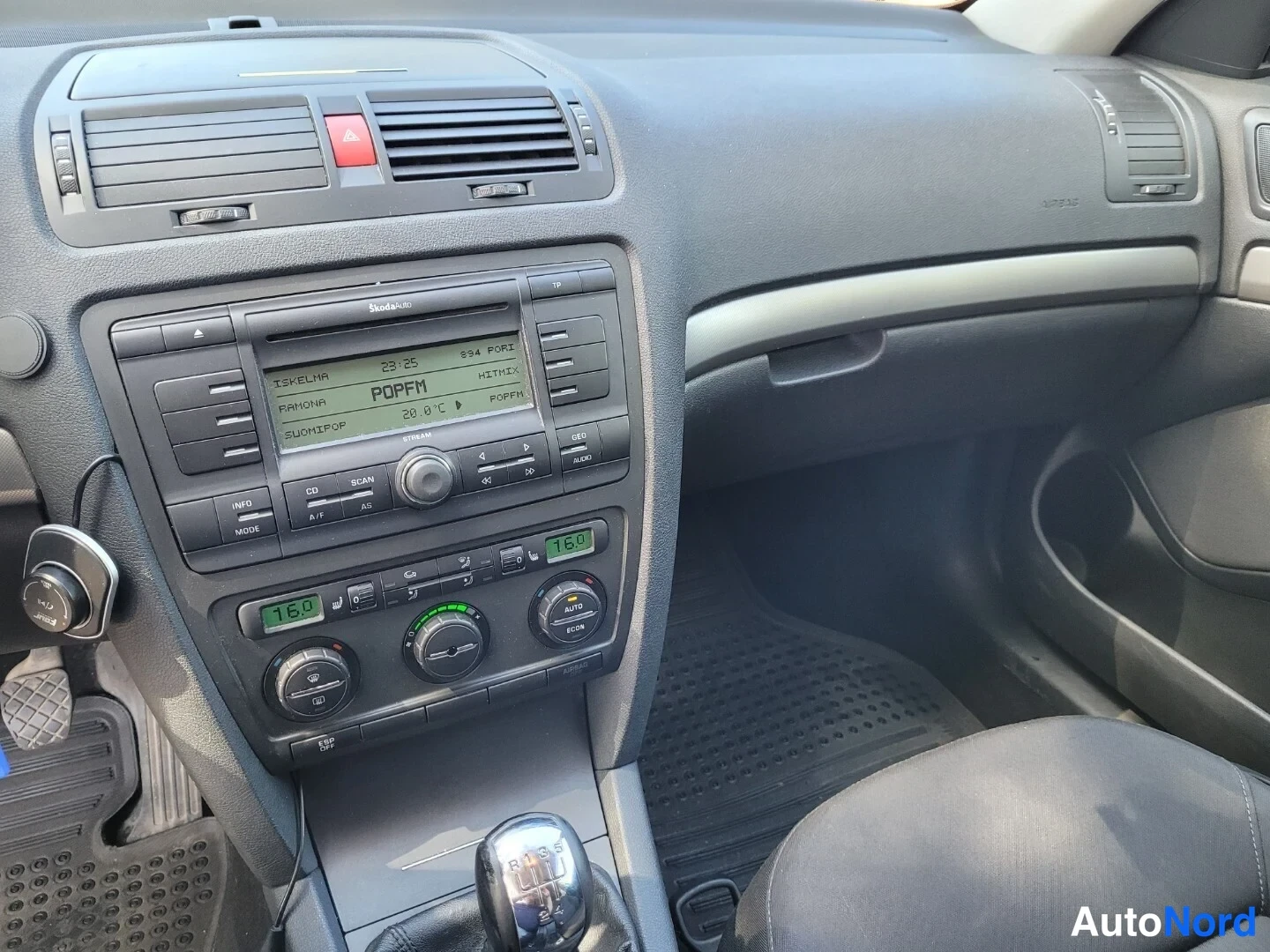 Vihreä Skoda Octavia 2005, ohjaamo, kuva 12