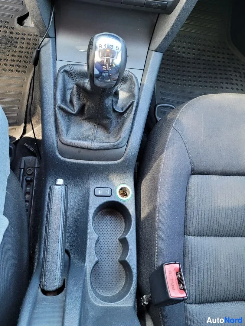 Vihreä Skoda Octavia 2005, yksityiskohta, kuva 20