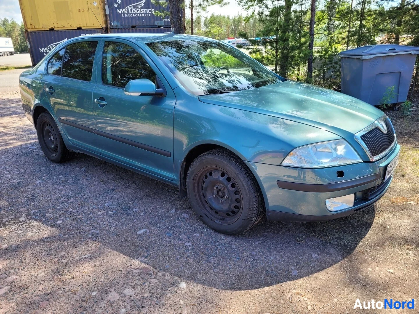 Vihreä Skoda Octavia 2005, etuviisto, keula oikealle, kuva 3