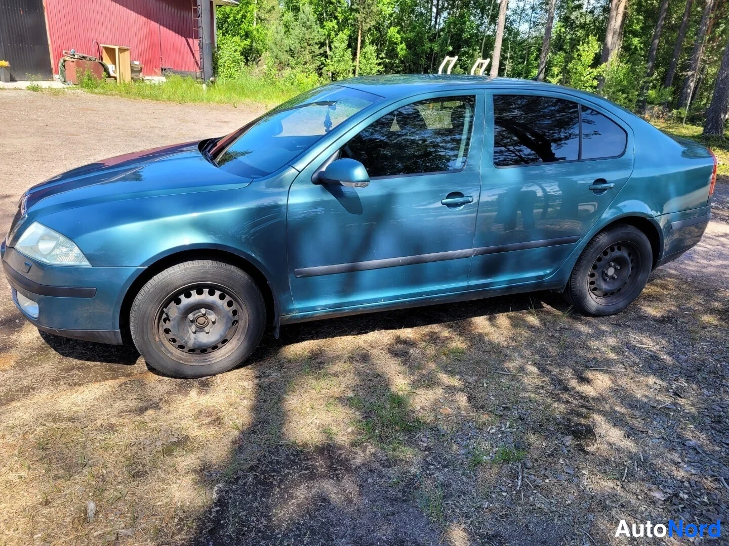 Vihreä Skoda Octavia 2005, etuviisto, keula vasemmalle, kuva 2