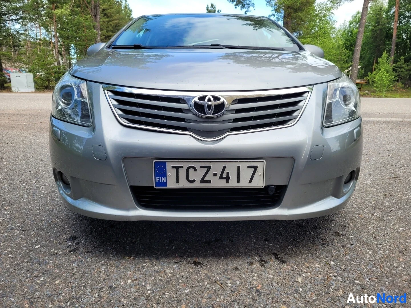 Harmaa Toyota Avensis 2010, edestä, kuva 3