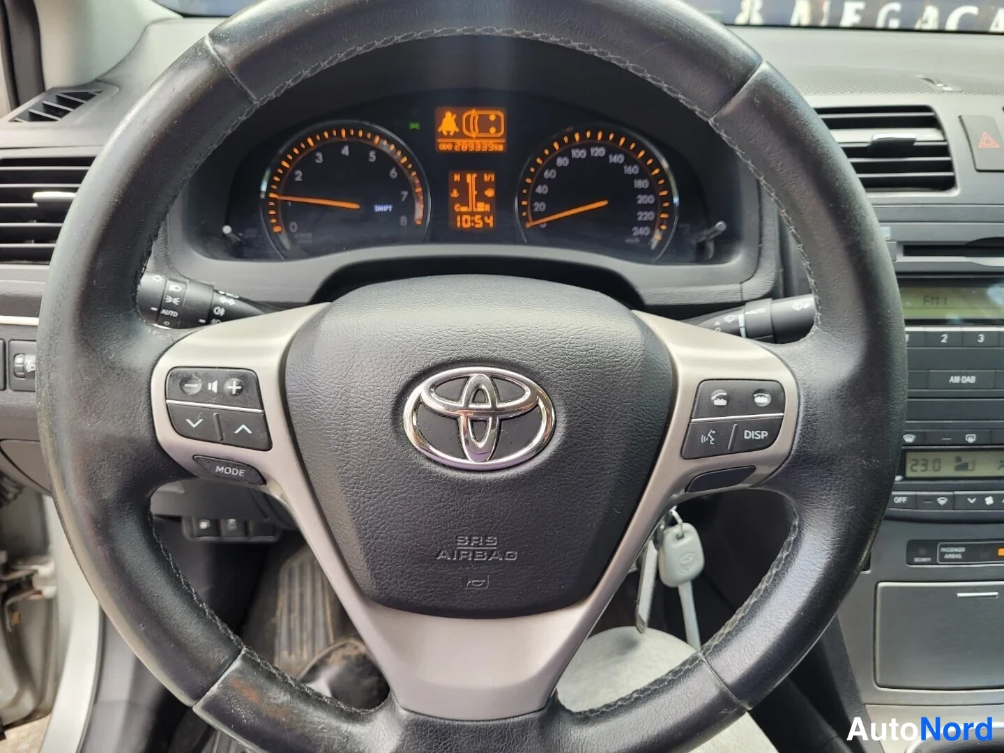 Harmaa Toyota Avensis 2010, ohjaamo, kuva 10