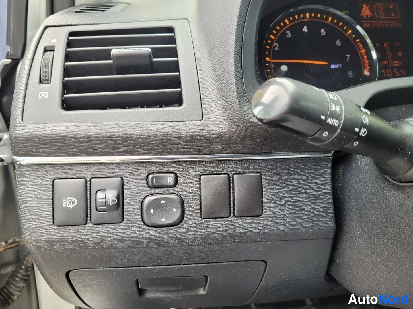 Harmaa Toyota Avensis 2010, yksityiskohta, kuva 18
