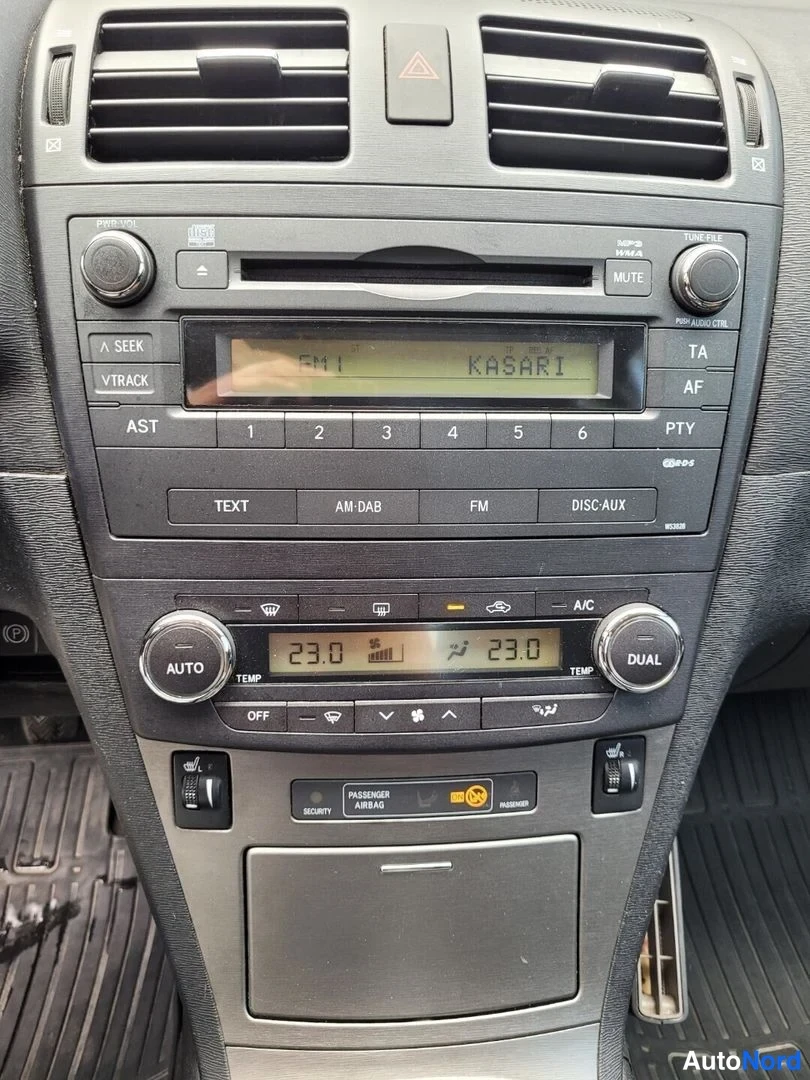 Harmaa Toyota Avensis 2010, yksityiskohta, kuva 19